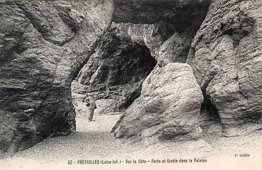 Grotte dans la falaise à Préfailles
