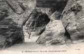 Grotte dans la falaise à Préfailles (32 Ko)