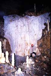 Accumulation de gypse dans la grotta grande del Vento (Gorges de Frasassi, Marches) (photo Sandro Galdenzi)